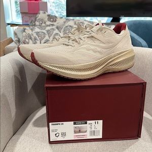 Limited edition Saucony  triumph 20(brie/wine) size 11(eur 43)  new in box